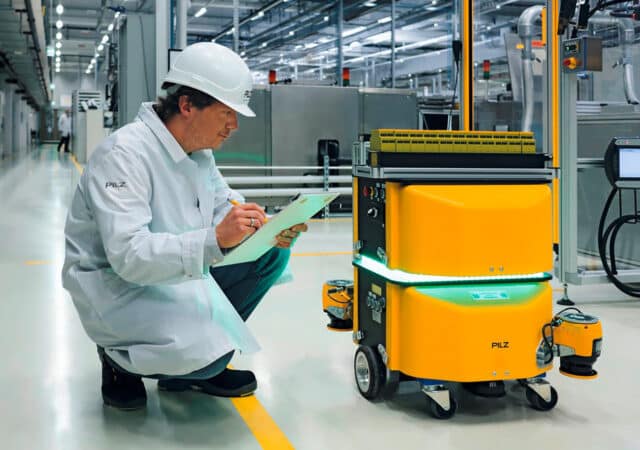 F_Press_A_Material_Handling_AGV_with_PSENscan_Production_Engineer_with_helmet_coat_IMG_0346_cold1_v0_crop