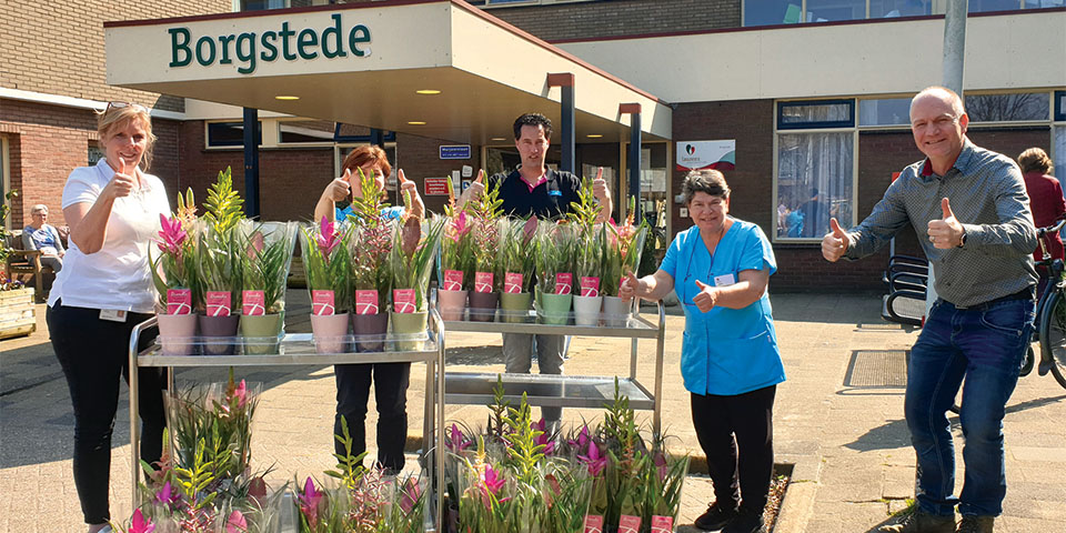 SigmaControl doneert Bromelia’s aan zorgcentrum