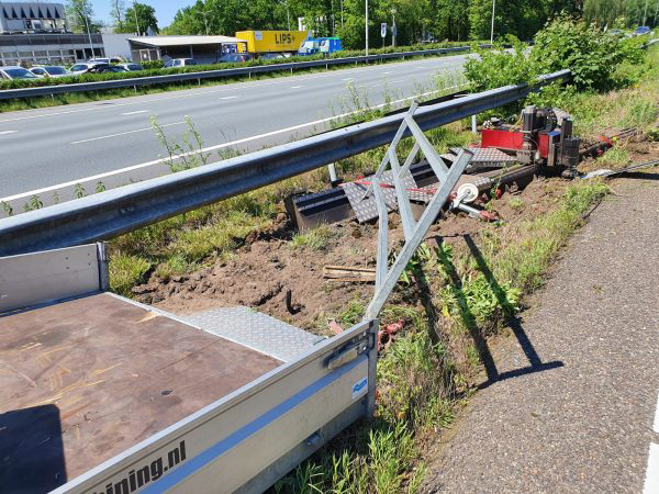 Freesmachine verongelukt op A4, vervangingsonderdelen snel op weg