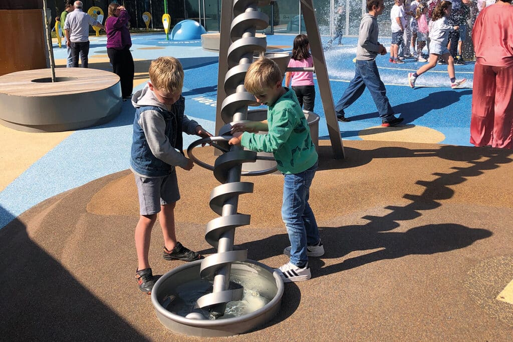 Interactief leren over water met geautomatiseerde waterspeelplaats