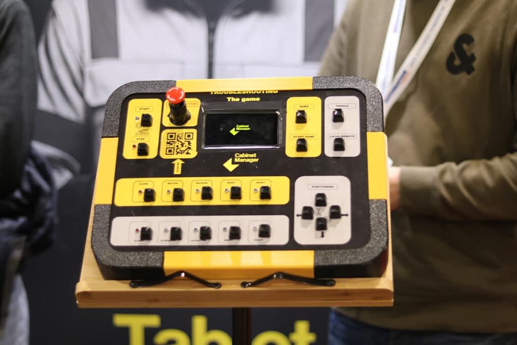 Leerlingen GO! Atheneum Oudenaarde en LightStream stellen eigen ‘handheld controller’ voor op Indumation Kortrijk 1